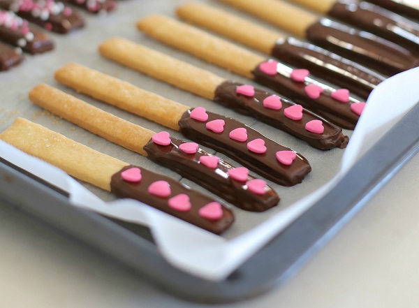 מקלות שוקולד מקושטים בלבבות - הבלוג של אשת סטייל EshetStyle (צילום: טליה הדר)