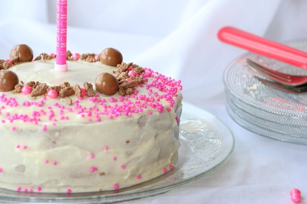 עוגת וניל בלי מיקסר_עוגת יום הולדת קלה_צילום: טליה הדר_אשת סטייל