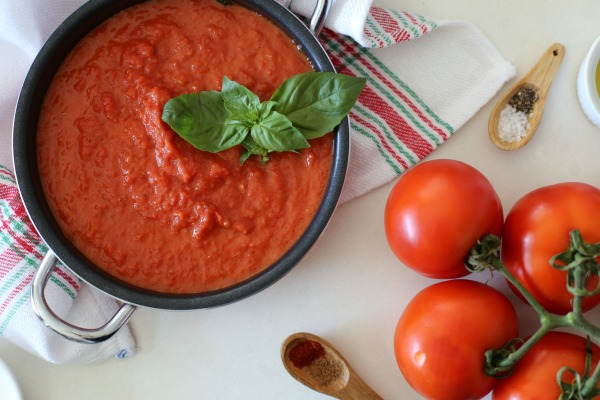 איך להכין רוטב עגבניות לפסטה_רוטב עגבניות שילדים אוהבים_אירוח בסטייל_צילום ומתכון: טליה הדר_אשת סטייל