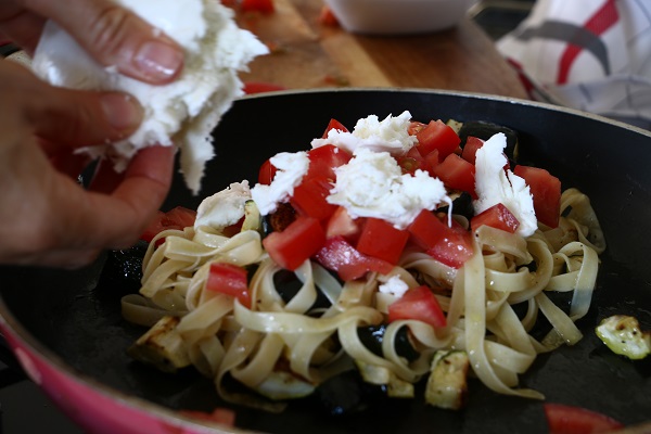 פסטה עם זוקיני עגבניות ומוצרלה שמכינים בצ'יק - אירוח בסטייל - EshetStyle (צילום:טליה הדר)