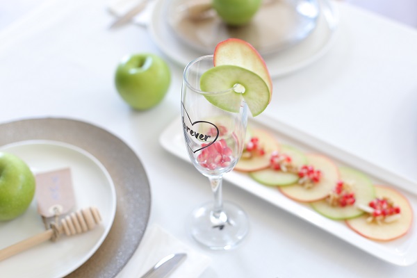 עיצוב שולחן לראש השנה לאירוח בסטייל עם רימונים ותפוחים EshetStyle (צילום: טליה הדר)