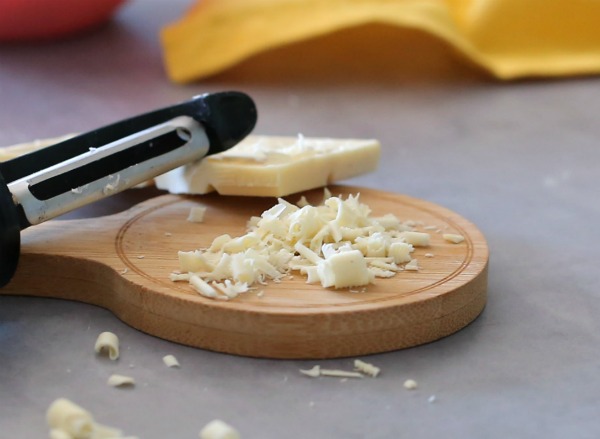 מתכון לקינוח גבינה אישי_מוס גבינה עם פירורי קורנפלקס שוקולד לבן וריבה_אירוח בסטייל_שבועות_אשת סטייל (צילום: טליה הדר)