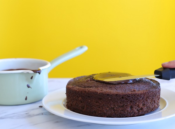 איך למרוח קרם שוקולד על עוגת יום הולדת_אשת סטייל_צילום טליה הדר