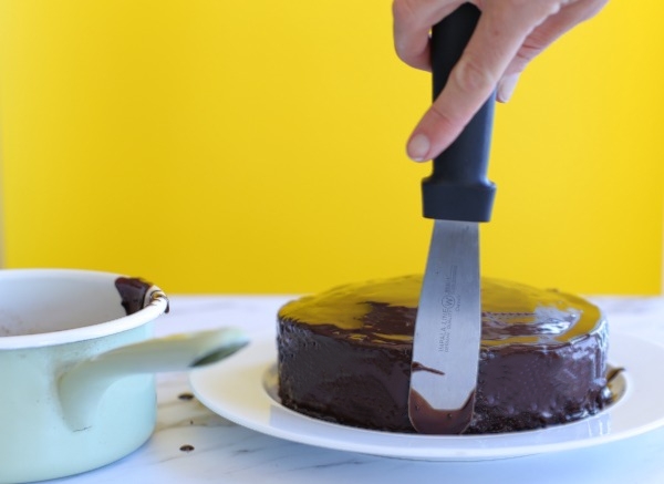 איך למרוח קרם שוקולד על עוגת יום הולדת_אשת סטייל_צילום טליה הדר