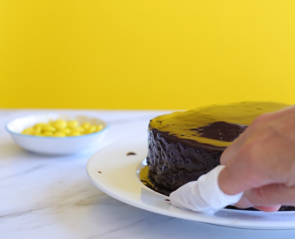 איך להעביר עוגה מהתבנית לצלחת הגשה בלי שתתפרק_אשת סטייל (צילום: טליה הדר)