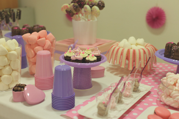 ארגון יום הולדת לילדה בת 6_כוסות צבעוניות כדי למלא בממתקים_טיפים פרקטיים לארגון יום הולדת_בלוג אוכל ואירוח של טליה הדר