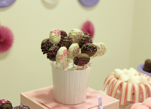 עוגיות אוראו מצופות על מקל_עוגיות על מקל ליום הולדת_צילום: טליה הדר_אשת סטייל