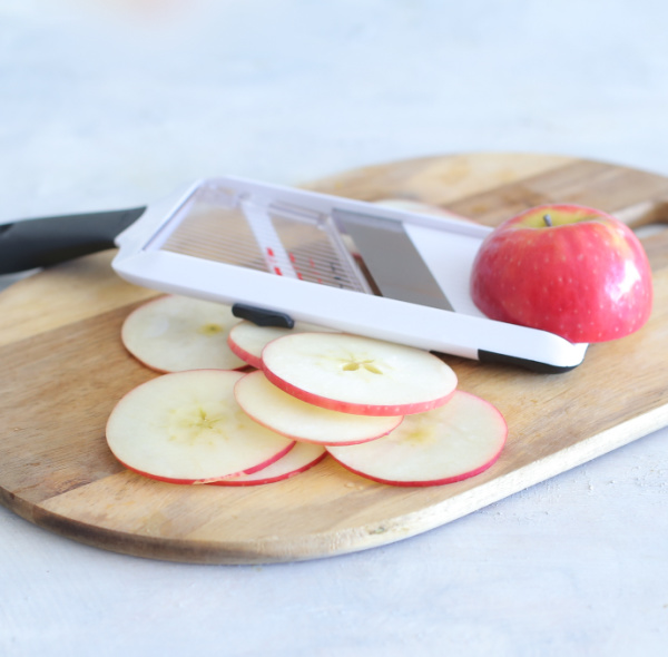 חיתוך תפוח במנדולינה_טיפים פרקטיים למטבח_טליה הדר אשת סטייל