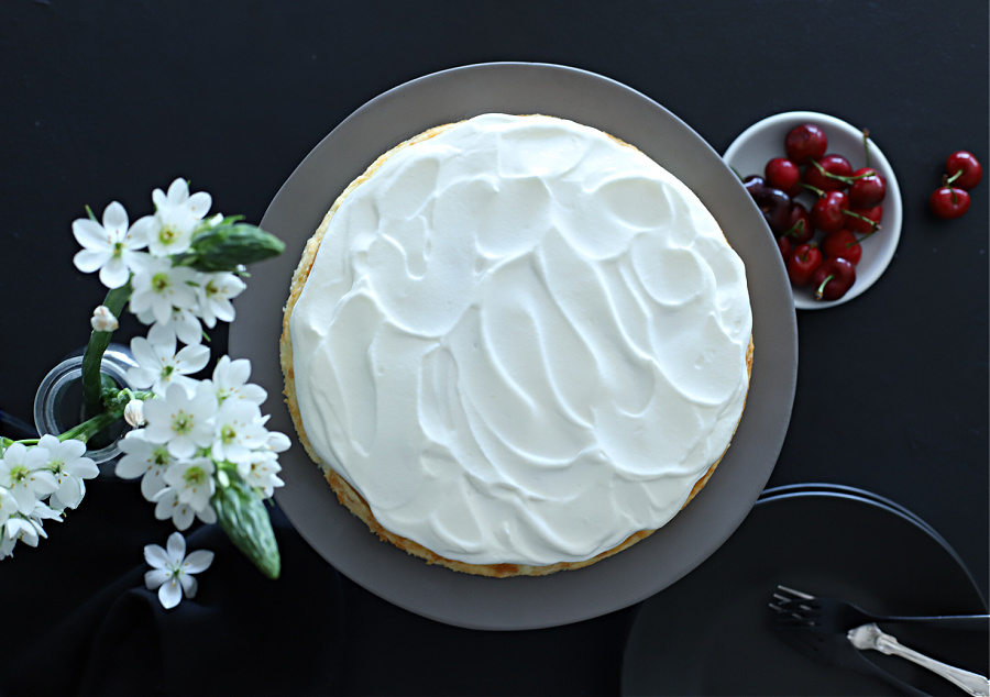 עוגת גבינה אפויה עם רוטב פטנט ממרכיב אחד_מתכון מושלם לאירוח בשבועות_צילום ומתכון: טליה הדר אשת סטייל