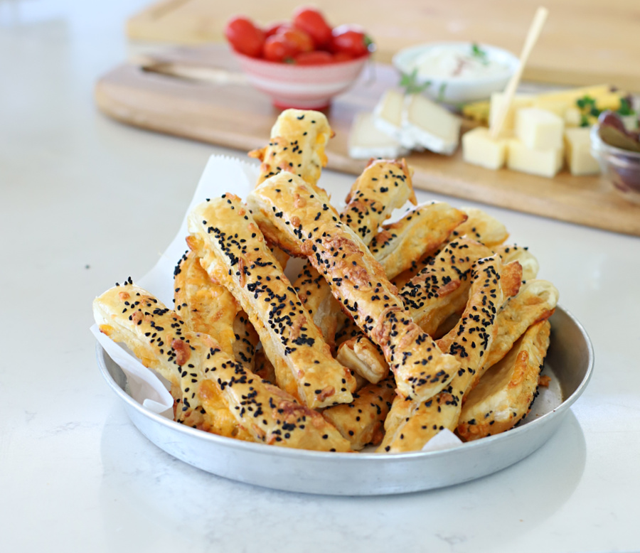 מקלות מאפי גבינה עם טוויסט של ארטישוק (או מה שתבחרו)