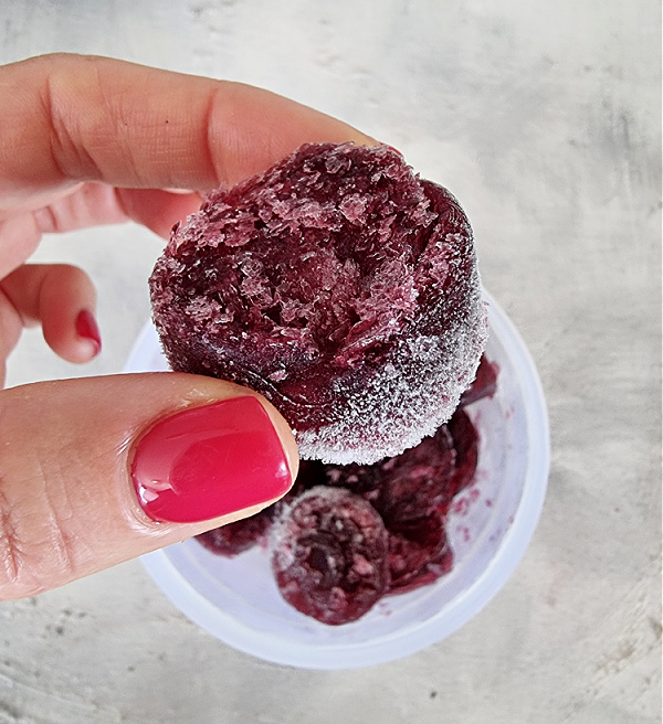 קרחונים של יין אדום במקפיא_טיפ פרקטי לתקתוק עניינים במטבח_טליה הדר אשת סטייל